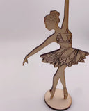 Ballerina in legno incisa